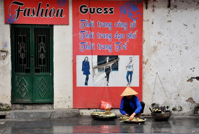 Những khúc mía được tước sẵn đưa tới tận nơi người mua từ người phụ nữ ngồi ở góc phố.