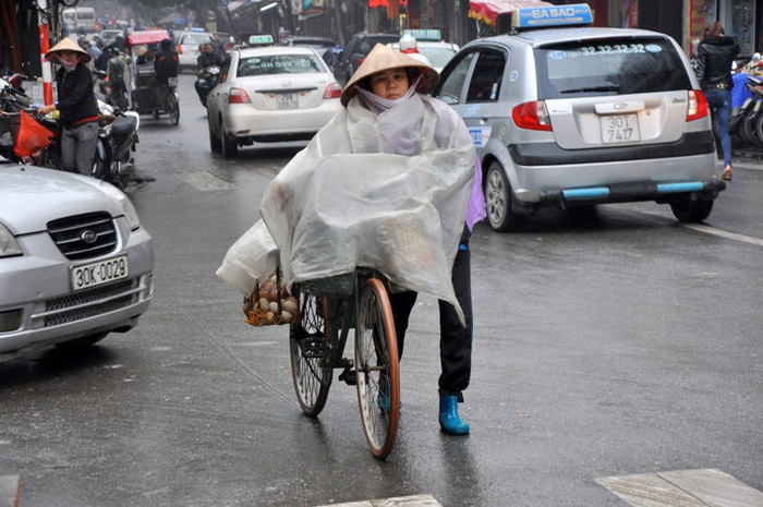 Cuối giờ chiều, nét mặt mệt mỏi cũng bắt đầu xuất hiện trên khuân mặt mỗi người phụ nữ xa quê này. Phía sau họ còn bao nhiêu nỗi lo về cuộc sống?