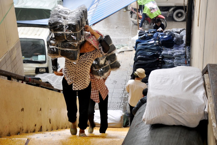 Đến khu chợ Đồng Xuân (Hà Nội), có tới hàng trăm người phụ nữ phải lao động nặng nhọc bằng việc bốc vác thuê. Mỗi lượt vác hàng từ dưới sân lên đến cửa hàng chỉ được trả 5 – 7 nghìn đồng. Người khuân vác thường xuyên một ngày cũng chỉ được 200 nghìn đồng là cao.