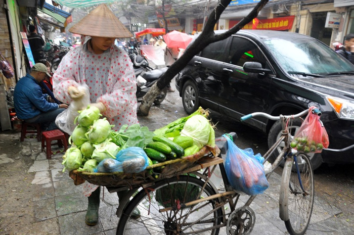 Không may mắn khi người chồng mắc phải căn bệnh hiểm nghèo không thể lao động được, chị Trần Thị Tuyến, 50 tuổi, quê ở Kim Bôi, Hưng Yên phải đi xuống Hà Nội bán rau để kiếm tiền nuôi con ăn học và trang trải cuộc sống. Thu nhập mỗi ngày được vài trăm nghìn nhưng chị phải đứng ngoài phố cả ngày. Hơn thế nữa, tiền ăn, tiền thuê phòng cũng tốn một khoản thu nhập đáng kể của chị.