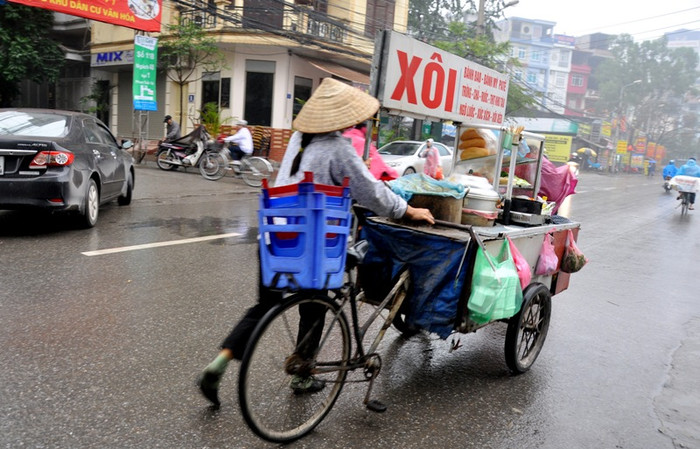 Hàng ngày, hàng giờ những người phụ nữ lao động tự do này vẫn “gồng mình” với công việc vất vả của mình. Ngày bán được, ngày không bán được. Họ không có gì bảo đảm về cuộc sống phía trước ngoài làm việc và làm việc.