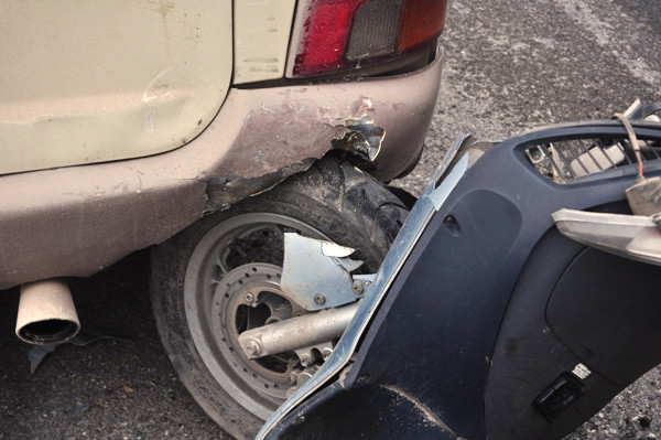 Chiếc xe máy dính sâu đuôi xe khách.