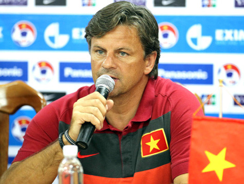 HLV Falko Goetz hướng tới những danh hiệu trong năm 2011. Ảnh: Quang Minh HLV Falko Goetz hướng tới những danh hiệu trong năm 2011. Ảnh: Quang Minh