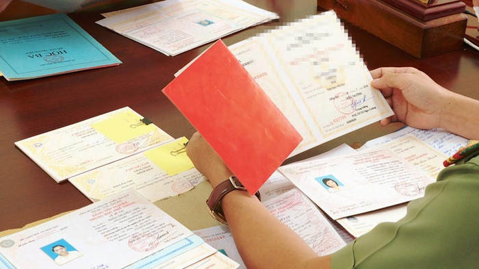 Cơ quan công an phát hiện nhiều cán bộ, giáo viên sử dụng bằng giả. Ảnh: MT Cơ quan công an phát hiện nhiều cán bộ, giáo viên sử dụng bằng giả. Ảnh: MT