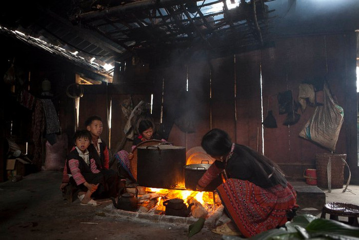 Những đứa trẻ nơi đây từ khi còn rất nhỏ đã thành thạo mọi việc để giúp đỡ gia đình Những đứa trẻ nơi đây từ khi còn rất nhỏ đã thành thạo mọi việc để giúp đỡ gia đình