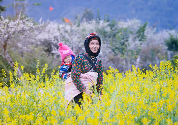 Những em nhỏ nơi đây luôn được các bà, các mẹ địu trên lưng ngay cả khi lên nương