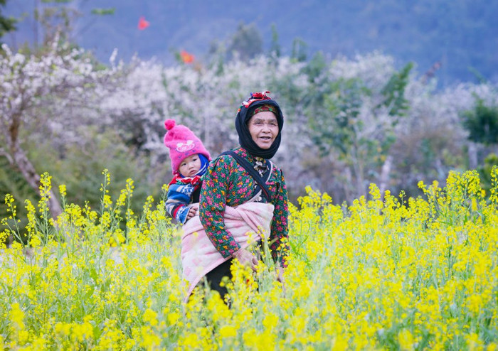 Những em nhỏ nơi đây luôn được các bà, các mẹ địu trên lưng ngay cả khi lên nương Những em nhỏ nơi đây luôn được các bà, các mẹ địu trên lưng ngay cả khi lên nương