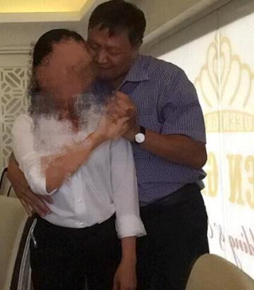 Người được cho là ông Lý Hoàng Ánh đang có những hành động nhạy cảm với phụ nữ (ảnh: CTV) Người được cho là ông Lý Hoàng Ánh đang có những hành động nhạy cảm với phụ nữ (ảnh: CTV)