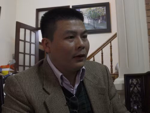 Ông Nguyễn Thanh Giang, Giám đốc Công ty Hương Thủy nhận sai khi phát hành cuốn sách "có in hình cờ Trung Quốc" - Ảnh: Đan Hạ