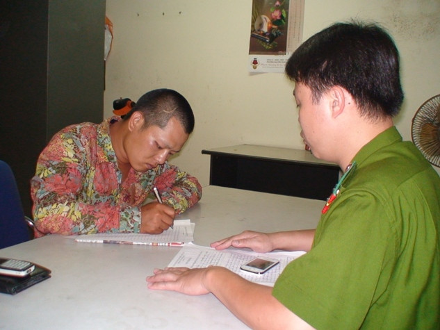 Đối tượng Phạm Văn Cơ thừa nhận hành vi phạm tội của mình trước cơ quan điều tra Đối tượng Phạm Văn Cơ thừa nhận hành vi phạm tội của mình trước cơ quan điều tra