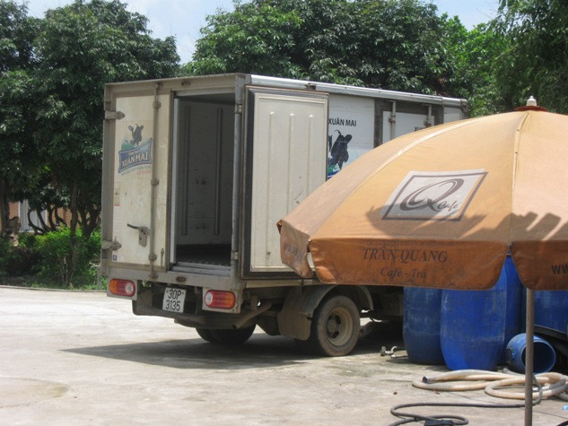 Những chiếc xe hàng ngày giao hàng giờ đứng trơ vơ trong sân xưởng