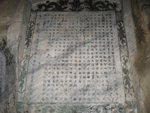 Những văn bia khắc trên vách động đã có hàng trăm năm tuổi