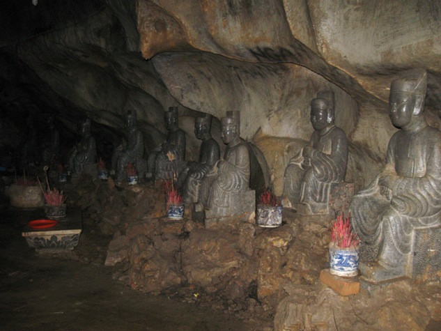 Những bức tượng đá đã sừng sững hàng trăm năm