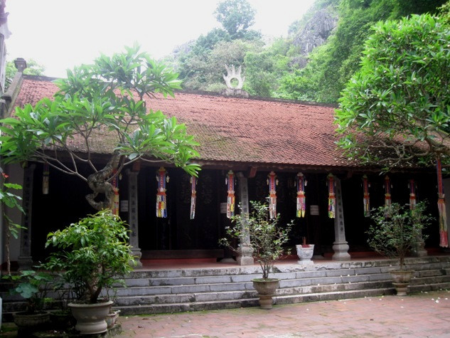 Tọa lạc trên một diện tích chỉ trên dưới năm chục mét vuông trên núi Trầm (hay còn gọi là Tử Trầm Sơn), Chùa Trầm nức tiếng gần xa với hang Long Tiên Động.