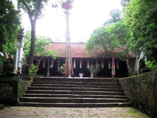 Xưa kia toàn bộ khu núi Trầm là nơi vua Lê, chúa Trịnh đặt hành cung.