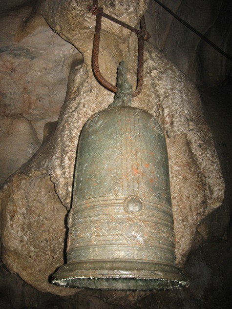 Chuông Đồng được treo trong động