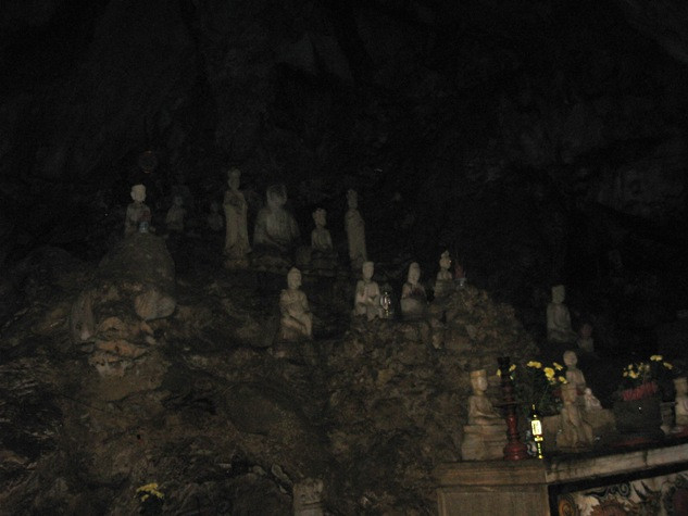 Bàn thờ Phật ngay bên dưới đường lên trời