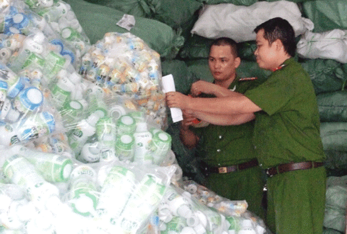 Phòng CSĐT tội phạm về trật tự quản lý kinh tế đang dán niêm phong những bao bì, nhãn mác vi phạm (ảnh: Hà Anh)