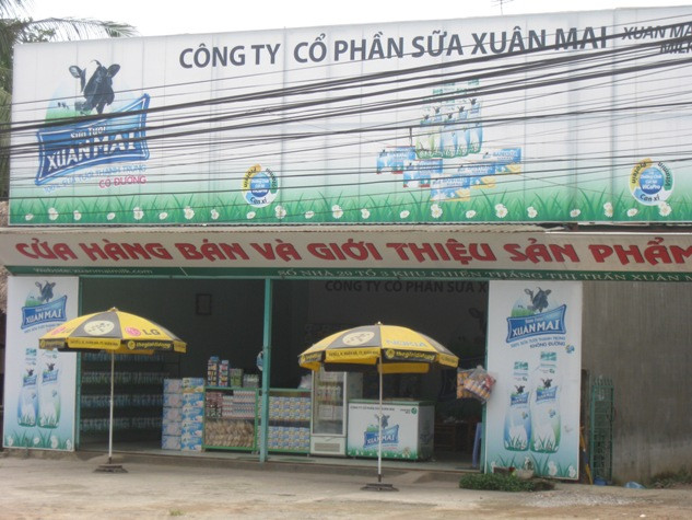 Cửa hàng bán và giới thiệu sản phẩm sữa Xuân Mai hai ngày không có sữa tươi bán vì mất điện?