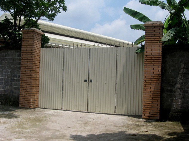 Cánh cửa chính vào khu sản xuất luôn được khóa trái