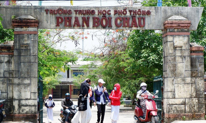 Hàng chục giáo viên nghỉ hưu ở Trường trung học phổ thông Phan Bội Châu cũng chưa thể nhận phụ cấp thâm niên. Ảnh: TB Hàng chục giáo viên nghỉ hưu ở Trường trung học phổ thông Phan Bội Châu cũng chưa thể nhận phụ cấp thâm niên. Ảnh: TB