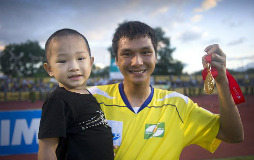 Tiền vệ Hồng Việt và con trai. Tiền vệ Hồng Việt và con trai.