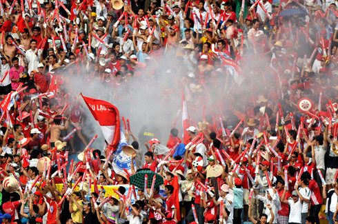 Một bộ phận người hâm mộ Việt Nam thể hiện ý thức rất tồi trên khán đài. (Ảnh minh họa)