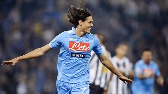 Edinson Cavani đã sớm đưa Napoli vượt lên dẫn trước