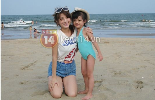 Ngọc Anh tâm sự: "Ở nhà chăm con cũng mệt lắm, nhất là khi mấy nhóc bị ốm. Làm mẹ rồi mới thấu hết nỗi khổ của bố mẹ chăm lo, nuôi nấng cho mình vất vả thế nào". (Theo kenh14)