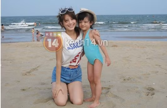 Ngọc Anh tâm sự: "Ở nhà chăm con cũng mệt lắm, nhất là khi mấy nhóc bị ốm. Làm mẹ rồi mới thấu hết nỗi khổ của bố mẹ chăm lo, nuôi nấng cho mình vất vả thế nào". (Theo kenh14)