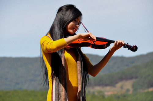 Đó là vai diễn mới của Elly Trần trong bộ phim mới Hoa cúc xanh. Để có thể kéo đàn thành thạo như một nghệ sỹ violin thực thụ, Elly đã phải tập luyện rất vất vả. Đạo diễn Nguyễn Anh Tuấn cho biết, Elly học rất nhanh và đặc biệt cô đóng rất có hồn như thể chính cô là người kéo bản nhạc đó vậy. (Theo 24h) Đó là vai diễn mới của Elly Trần trong bộ phim mới Hoa cúc xanh. Để có thể kéo đàn thành thạo như một nghệ sỹ violin thực thụ, Elly đã phải tập luyện rất vất vả. Đạo diễn Nguyễn Anh Tuấn cho biết, Elly học rất nhanh và đặc biệt cô đóng rất có hồn như thể chính cô là người kéo bản nhạc đó vậy. (Theo 24h)