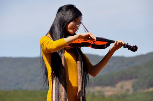 Đó là vai diễn mới của Elly Trần trong bộ phim mới Hoa cúc xanh. Để có thể kéo đàn thành thạo như một nghệ sỹ violin thực thụ, Elly đã phải tập luyện rất vất vả. Đạo diễn Nguyễn Anh Tuấn cho biết, Elly học rất nhanh và đặc biệt cô đóng rất có hồn như thể chính cô là người kéo bản nhạc đó vậy. (Theo 24h) Đó là vai diễn mới của Elly Trần trong bộ phim mới Hoa cúc xanh. Để có thể kéo đàn thành thạo như một nghệ sỹ violin thực thụ, Elly đã phải tập luyện rất vất vả. Đạo diễn Nguyễn Anh Tuấn cho biết, Elly học rất nhanh và đặc biệt cô đóng rất có hồn như thể chính cô là người kéo bản nhạc đó vậy. (Theo 24h)