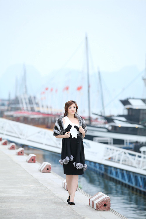 Sau khi kêu gọi mọi người nhắn tin và bình chọn cho Vịnh Hạ Long trở thành kỳ quan thiên nhiên mới của thế giới, Đại sứ du lịch Việt Nam Lý Nhã Kỳ đã có dịp quay lại đây để thực bộ ảnh nhằm quảng bá du lịch.