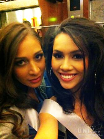 Hoàng My chụp ảnh cùng một người bạn cùng thi Miss World tại sân bay Sao Paulo, Brazil vào tháng 8/2011.