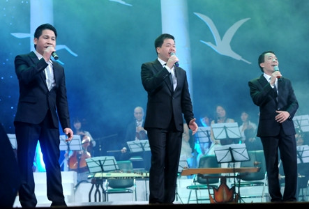 Trong liveshow của Việt Hoàn, đồng nghiệp Trọng Tấn và Anh Thơ cùng góp mặt với tư cách là ca sĩ khách mời vào tháng 2/2011. Sự kết hợp giữa Việt Hoàn và Đăng Dương, Trọng Tấn "tái hiện" thời gian đình đám nhất của "Tam ca nhạc đỏ" thời gian trước.