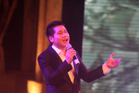 Tối ngày 9/6/2012, tại Khu di tích Chủ tịch Hồ Chí Minh trong Phủ Chủ tịch đã diễn ra Lễ tổng kết và giao lưu nghệ thuật “Những tấm gương bình dị mà cao quý” lần thứ 3. Ca sĩ Trọng Tấn thể hiện tác phẩm Một rừng cây, một đời người. (Theo petrotimes)