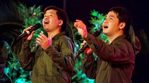 Ca sĩ Trọng Tấn cùng Đăng Dương với ca khúc Đồng đội trong chương trình Trường ca đỏ - ước vọng xanh diễn ra tại nghĩa trang liệt sĩ TP.HCM tối 21/4/2012. Chương trình mang đến một không gian linh thiêng và thấm đẫm chất nghệ thuật khi những lời thơ, tiếng hát của một thời hào hùng lại vang lên. (Theo thanhnien)