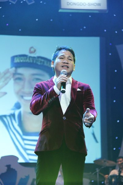 Còn Trọng Tấn cháy hết mình với ca khúc tủ "Nơi đảo xa". (Theo vietnamnet)