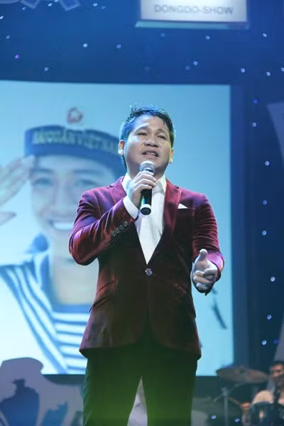 Còn Trọng Tấn cháy hết mình với ca khúc tủ "Nơi đảo xa". (Theo vietnamnet)
