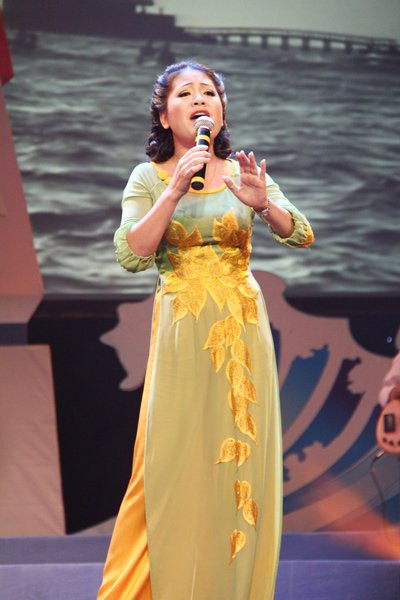 Vào tháng 10/2011, nghệ sĩ Anh Thơ và Trọng Tấn đều góp công sức của mình mang đến những giai điệu trữ tình trong một không gian ấm cúng mà gần gũi của đêm nhạc "Tình yêu Trường Sa". Trong đó Anh Thơ biểu diễn ca khúc" Gần lắm Trường Sa ơi".