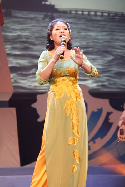 Vào tháng 10/2011, nghệ sĩ Anh Thơ và Trọng Tấn đều góp công sức của mình mang đến những giai điệu trữ tình trong một không gian ấm cúng mà gần gũi của đêm nhạc "Tình yêu Trường Sa". Trong đó Anh Thơ biểu diễn ca khúc" Gần lắm Trường Sa ơi".