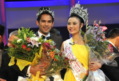 Julia Hồ 22 tuổi và cô hiện đang sinh sống tại San Francisco (Mỹ). Julia Hồ là người khá sành sỏi tiếng Việt. Cô để lại ấn tượng với phần thi ứng xử. Trước câu hỏi "nếu cần phải thay đổi một tính cách của bản thân thì em sẽ chọn tính cách nào? Tại sao?". Julia Hồ đã trả lời: “Trong cuộc sống không ai là không phạm phải lỗi lầm, nếu cho em cơ hội để thay đổi bản thân thì em sẽ chọn cho mình được tự tin hơn, vì nếu như em có tự tin thì em sẽ vượt qua được mọi thử thách”. Julia Hồ 22 tuổi và cô hiện đang sinh sống tại San Francisco (Mỹ). Julia Hồ là người khá sành sỏi tiếng Việt. Cô để lại ấn tượng với phần thi ứng xử. Trước câu hỏi "nếu cần phải thay đổi một tính cách của bản thân thì em sẽ chọn tính cách nào? Tại sao?". Julia Hồ đã trả lời: “Trong cuộc sống không ai là không phạm phải lỗi lầm, nếu cho em cơ hội để thay đổi bản thân thì em sẽ chọn cho mình được tự tin hơn, vì nếu như em có tự tin thì em sẽ vượt qua được mọi thử thách”.