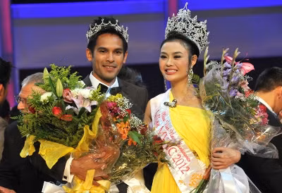 Julia Hồ 22 tuổi và cô hiện đang sinh sống tại San Francisco (Mỹ). Julia Hồ là người khá sành sỏi tiếng Việt. Cô để lại ấn tượng với phần thi ứng xử. Trước câu hỏi "nếu cần phải thay đổi một tính cách của bản thân thì em sẽ chọn tính cách nào? Tại sao?". Julia Hồ đã trả lời: “Trong cuộc sống không ai là không phạm phải lỗi lầm, nếu cho em cơ hội để thay đổi bản thân thì em sẽ chọn cho mình được tự tin hơn, vì nếu như em có tự tin thì em sẽ vượt qua được mọi thử thách”.