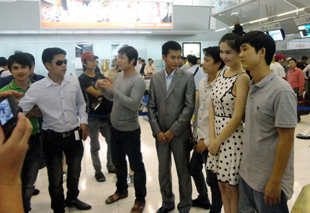 Ngay khi Ngọc Trinh vừa đáp xuống sân bay, nhiều người Thái Lan đã nhận ra cô và xin chụp ảnh cùng. Họ còn mở cả điện thoại ra để khoe hình của chính Ngọc Trinh đã được họ lưu trong máy. (Theo Đất Việt) Ngay khi Ngọc Trinh vừa đáp xuống sân bay, nhiều người Thái Lan đã nhận ra cô và xin chụp ảnh cùng. Họ còn mở cả điện thoại ra để khoe hình của chính Ngọc Trinh đã được họ lưu trong máy. (Theo Đất Việt)