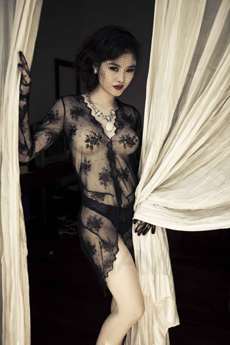 Tuy nhiên, phải ghi nhận rằng, bên cạnh những hình ảnh ăn chơi sành điệu, Julia Hồ Thúy Anh còn tham gia nhiều hoạt động từ thiện. Cô từng đến những làng trẻ mồ côi, trẻ khuyết tật... để trao quà và tiền cho các em. Những phần quà và tiền này do cô và các bạn tự bỏ tiền túi ra chứ không phải như nhiều người đẹp nổi tiếng khác, mang danh đi từ thiện nhưng thực ra là PR cho nhãn hàng nào đó. Tuy nhiên, phải ghi nhận rằng, bên cạnh những hình ảnh ăn chơi sành điệu, Julia Hồ Thúy Anh còn tham gia nhiều hoạt động từ thiện. Cô từng đến những làng trẻ mồ côi, trẻ khuyết tật... để trao quà và tiền cho các em. Những phần quà và tiền này do cô và các bạn tự bỏ tiền túi ra chứ không phải như nhiều người đẹp nổi tiếng khác, mang danh đi từ thiện nhưng thực ra là PR cho nhãn hàng nào đó.