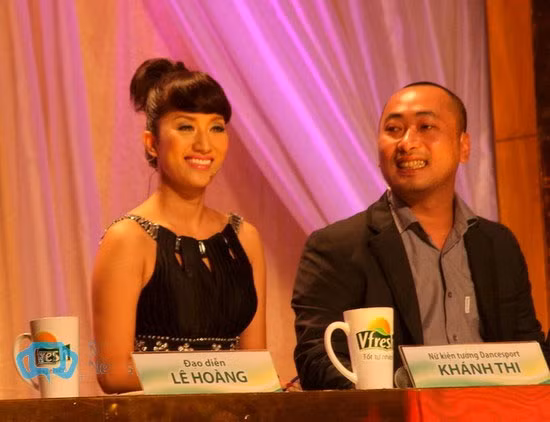 Cặp đôi mới của showbiz Việt luôn cười rạng rỡ bên nhau.