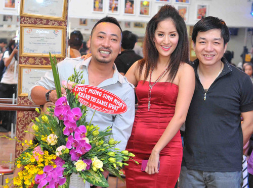 Dũng 'khùng' đến dự sinh nhật Khánh Thi với lẵng hoa rực rỡ trên tay vào tối 20/3/2011 tại TP HCM. Dũng 'khùng' đến dự sinh nhật Khánh Thi với lẵng hoa rực rỡ trên tay vào tối 20/3/2011 tại TP HCM.