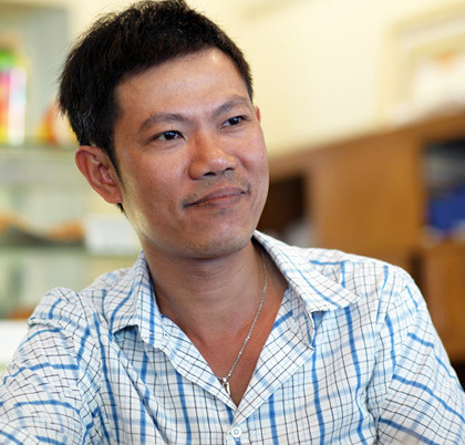 Trong cuốn bút ký chân dung vừa được Công ty Nhã Nam in ấn và phát hành này, Quốc Bảo chọn ra trên hai mươi người để viết chân dung. Đó là những ca sĩ, nhạc sĩ, họa sĩ, người mẫu, nhiếp ảnh gia, nhà sản xuất âm nhạc… như: Mỹ Tâm, Hồ Ngọc Hà, Trần Thu Hà, Khắc Triệu, Cẩm Vân, Bảo Chấn, Lê Quang Đạo, Lê Thanh Hải, Phạm Hoài Nam, Lê Thiết Cương v.v… Trong cuốn bút ký chân dung vừa được Công ty Nhã Nam in ấn và phát hành này, Quốc Bảo chọn ra trên hai mươi người để viết chân dung. Đó là những ca sĩ, nhạc sĩ, họa sĩ, người mẫu, nhiếp ảnh gia, nhà sản xuất âm nhạc… như: Mỹ Tâm, Hồ Ngọc Hà, Trần Thu Hà, Khắc Triệu, Cẩm Vân, Bảo Chấn, Lê Quang Đạo, Lê Thanh Hải, Phạm Hoài Nam, Lê Thiết Cương v.v…