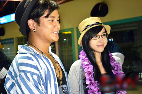 Cả MC và giới truyền thông đã thực hiện một cuộc phỏng vấn ngắn đối với Elly ngay tại sân bay khi cô sang Indonesia tham gia buổi ra mắt sản phẩm game online. (Theo 24h) Cả MC và giới truyền thông đã thực hiện một cuộc phỏng vấn ngắn đối với Elly ngay tại sân bay khi cô sang Indonesia tham gia buổi ra mắt sản phẩm game online. (Theo 24h)