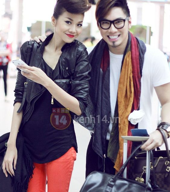 Diện quần côn màu đỏ, áo thun dáng dài và áo khoác da đen, Thanh Hằng cá tính mạnh mẽ như một nữ rocker thứ thiệt. (Theo kenh14)